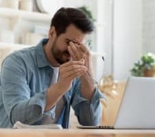 Vaistininkė įspėja: 5 klaidos, galinčios sukelti akių įtampą ir sausumą