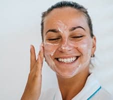 Kosmetinės revizija – specialistė patarė, kokias 5 priemones svarbu turėti šią vasarą