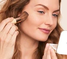 Naujas, dvelkiantis gaiva ir jaunatviškumu JANE IREDALE prekės ženklo įvaizdis