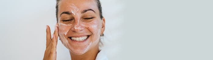 Kosmetinės revizija – specialistė patarė, kokias 5 priemones svarbu turėti šią vasarą