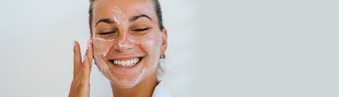 Kosmetinės revizija – specialistė patarė, kokias 5 priemones svarbu turėti šią vasarą