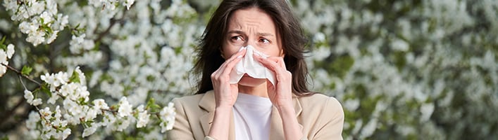 Čiaudulys ir bėganti nosis: vaistininkė įspėja apie sugrįžusį alergijų sezoną