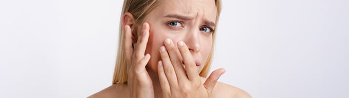 Išdygo spuogelis prieš svarbią dieną: kaip jį greitai sumažinti ar sumaniai paslėpti?