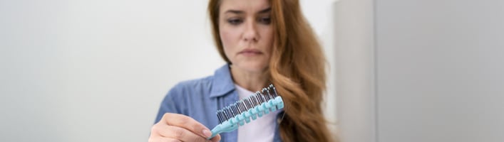 Pavasarį plaukai slenka kuokštais: kada sunerimti?