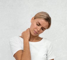 Jūsų kūnas šaukiasi pagalbos: fiziniai simptomai, kurie išduoda emocinį stresą