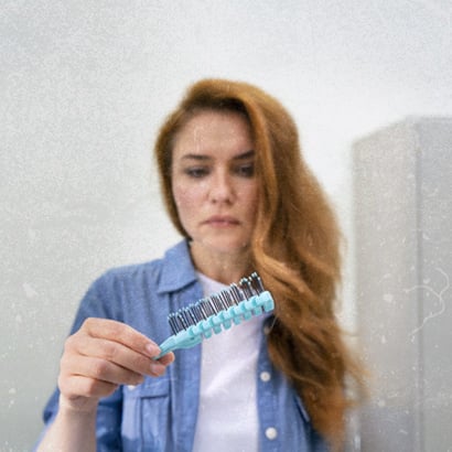 Pavasarį plaukai slenka kuokštais: kada sunerimti?